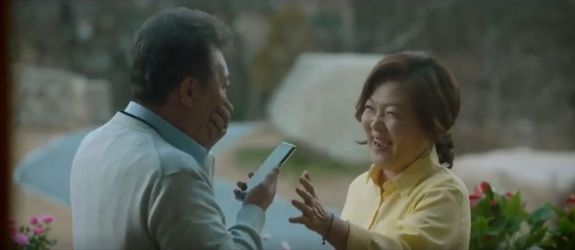 Jong Su and Rosa laughing about flower names