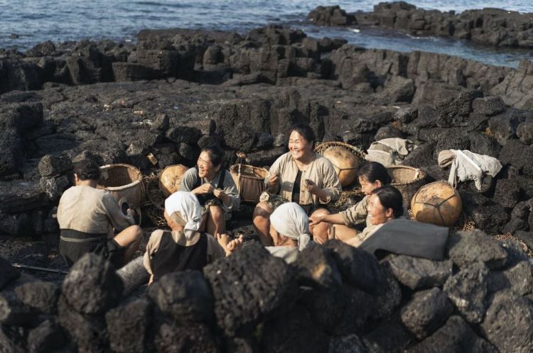 All the ajumma's near the ocean