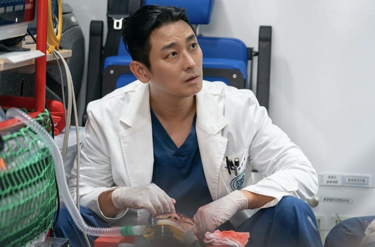 Ju Ji Hoon as Dr. Baek