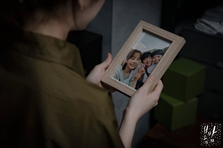 super cute new family photo in Ji-Ho's room