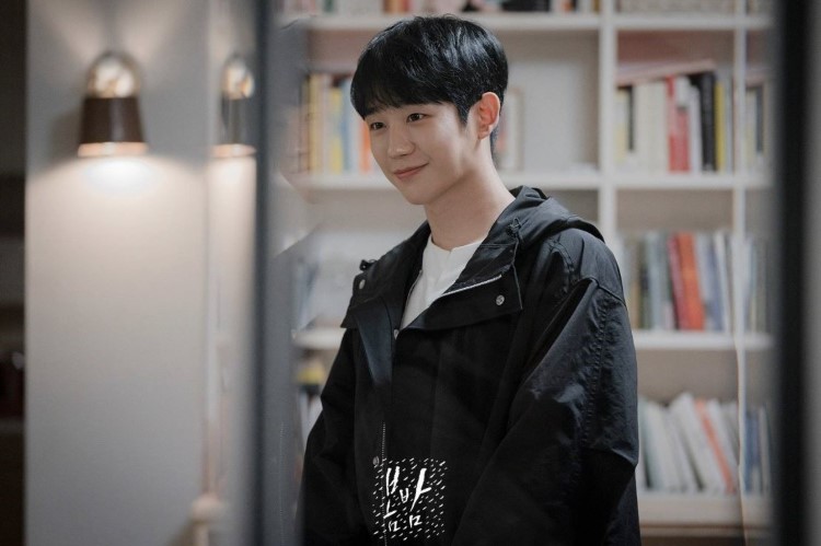 Jung Hae-In as Yu Ji-Ho in One Spring Night
